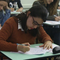 Reportagem sobre o Processo Seletivo que ocorreu no dia 26 de novembro nos polos de Palmeira das Missões, Sobradinho, Tapejara, Três Passos, Três de Maio, Gramado, Agudo, Sapiranga e Novo Hamburgo. O curso de Pedagogia recebeu 845 inscritos, ofertando 200 vagas. Já o curso de Formação de Professores (PEG) ofertou 150 vagas e teve 383 inscritos.